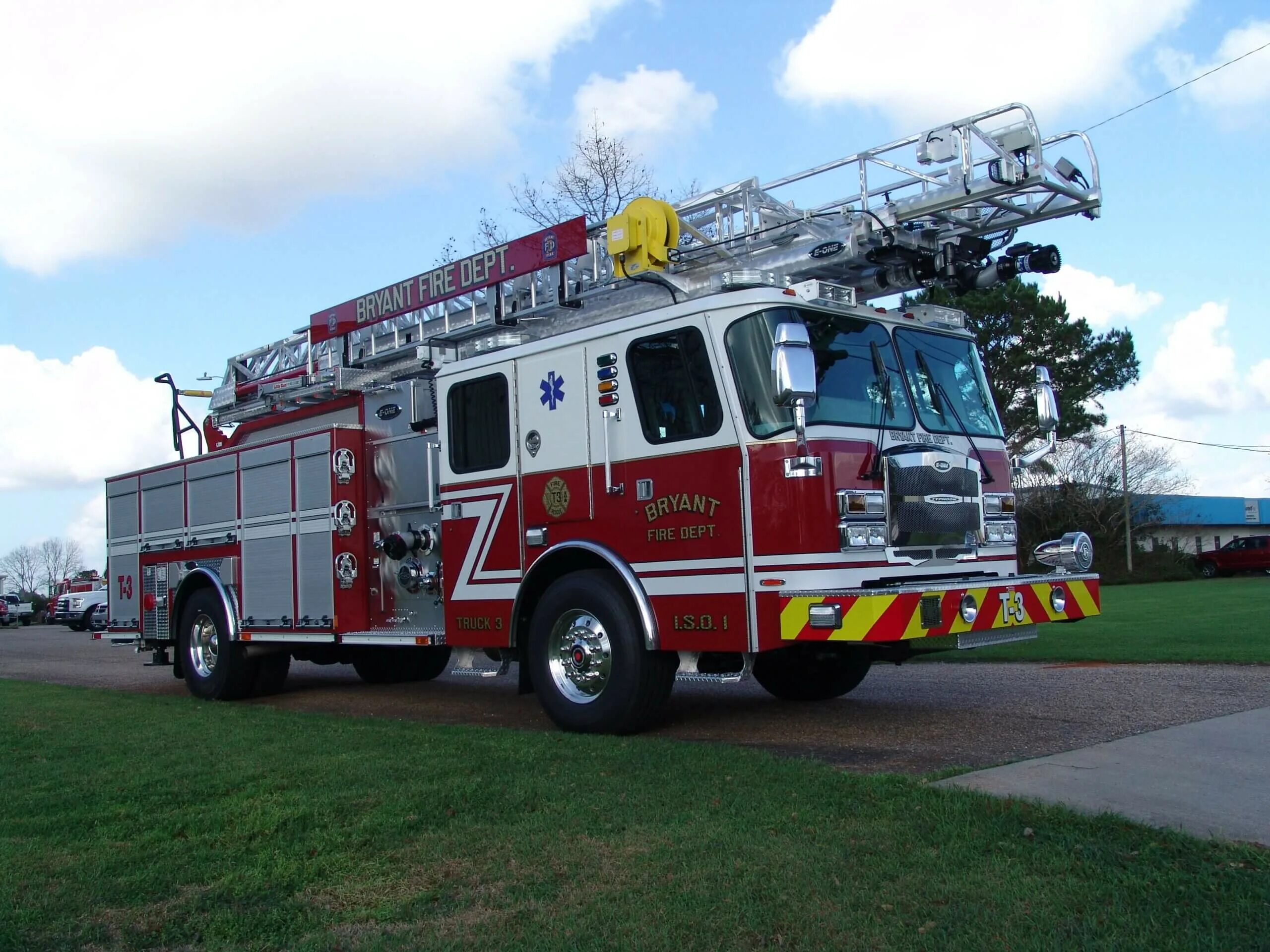 Ladder Fire Truck лапы. Fire Fighter Truck working. Fire Fighting Truck Night. Mack Fire lader.