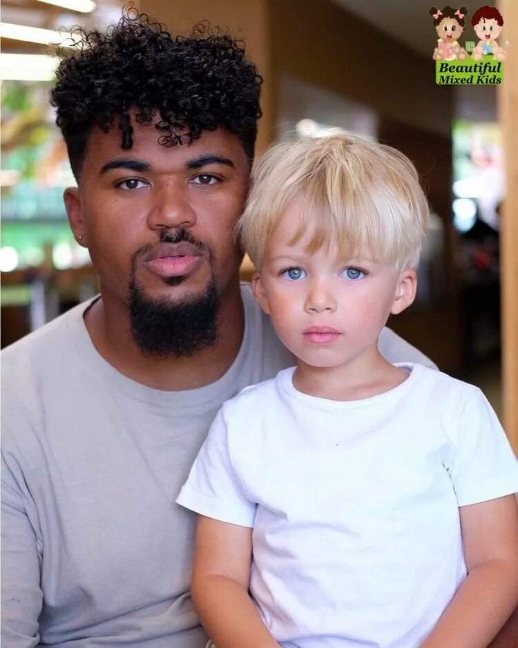 Малыш метис. Семья с близнецами. Брюнеты родители с рыжим ребенком. African family. Белый папа черный папа.