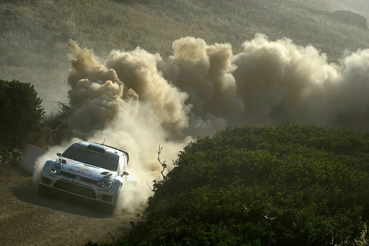 Пыль от машины. Дрифт в пустыне. Volkswagen touareg dakar rally. Человек на пыльной дороге. Veloster hyundai для ралли.