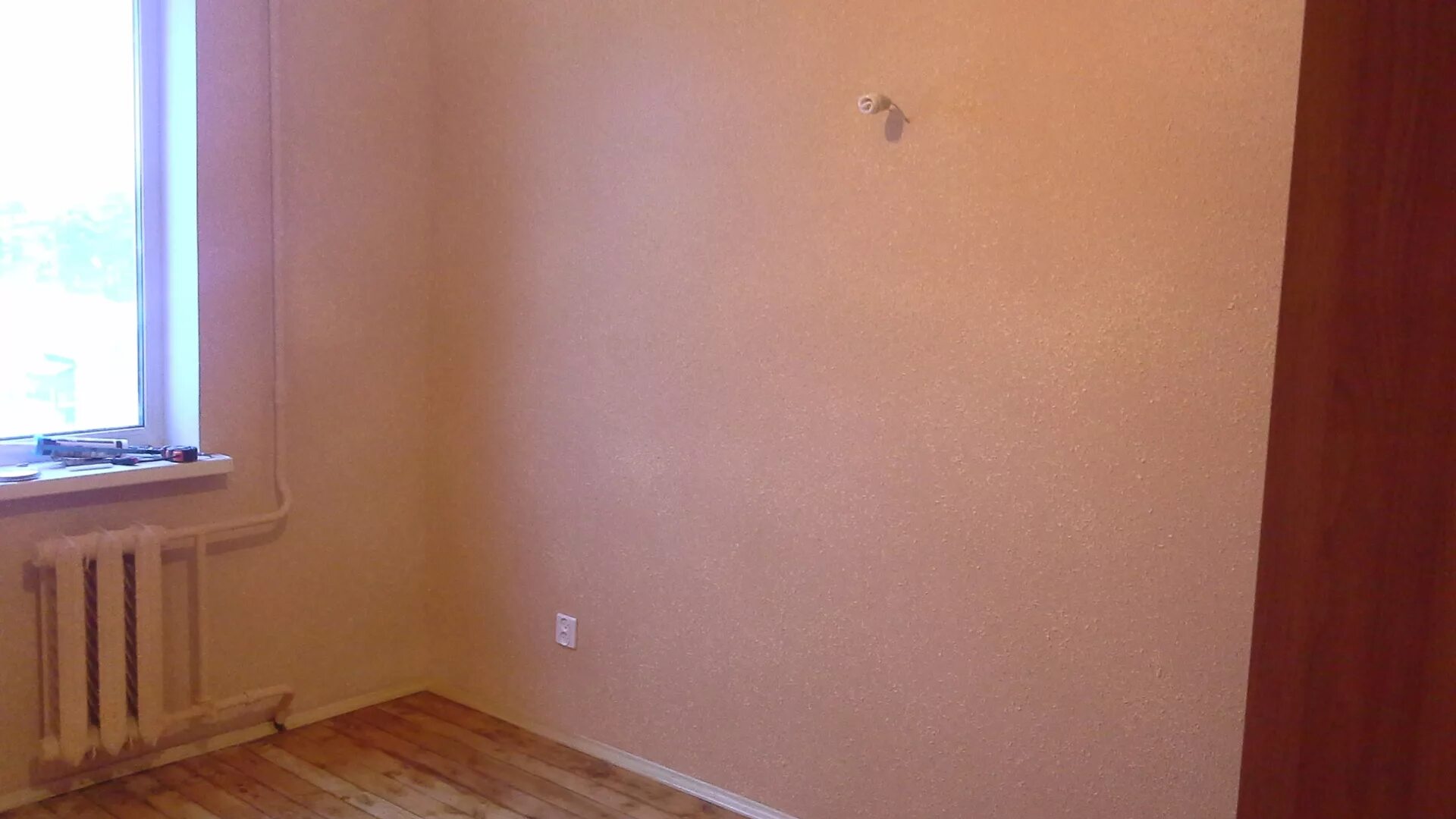 Покрашенные стены. Екатеринбург обои покраска. Шпаклевка и поклейка обоев. Екатеринбург обои покраска. Покраска стен.