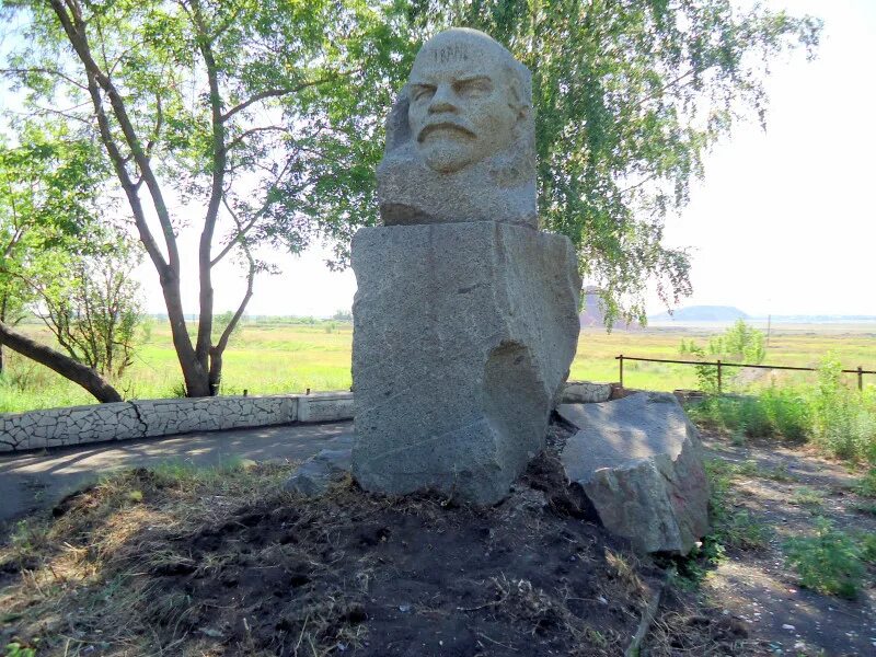 Памятник бажову. Памятник Бажову в Копейске. Поселок Бажово Копейск. Копейск п Бажова. Бажова поселок Копейск.