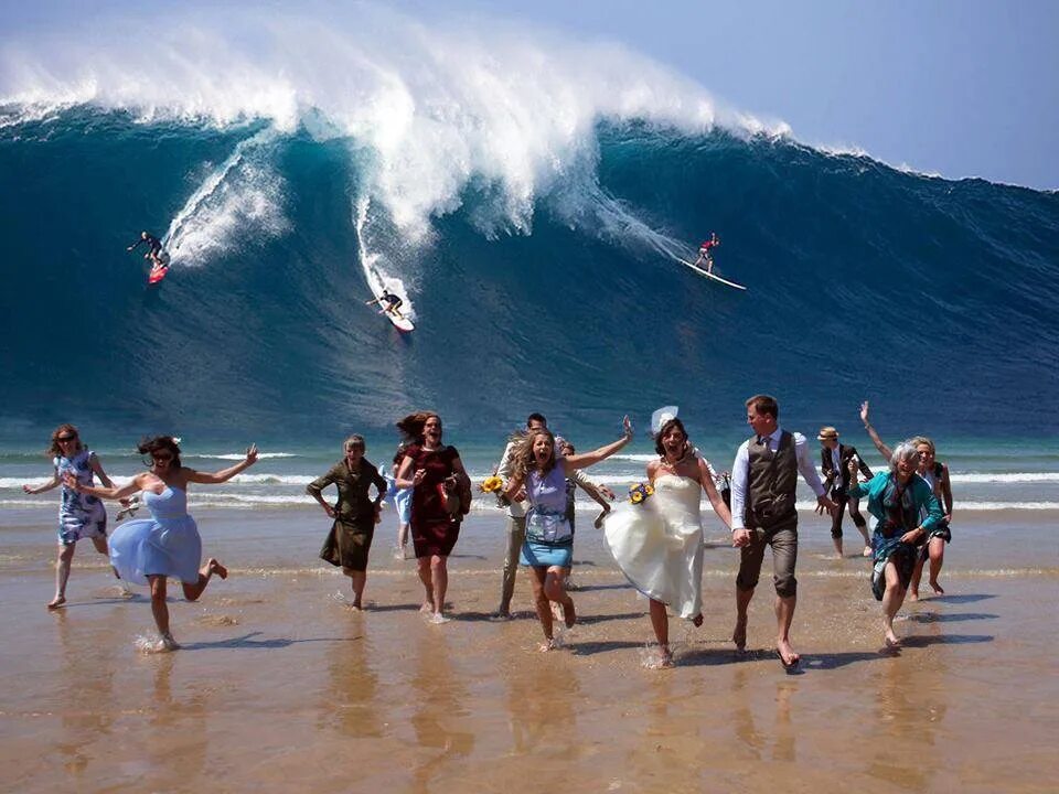 пляж море люди. жара пляж девушки. лето море. люди на причале. тревога на пляже.