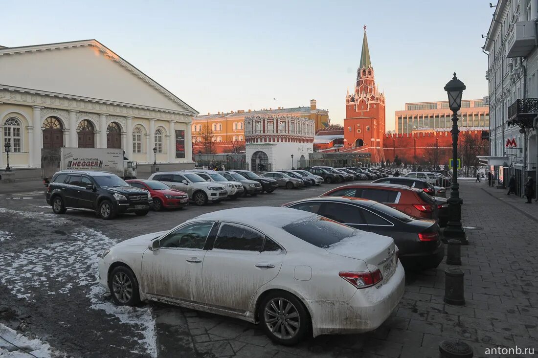 Красная площадь красноярск парковка. Стоянка красная площадь. Парковка возле красной площади в москве. Парковка возле кремля. Парковка возле кремля казань.