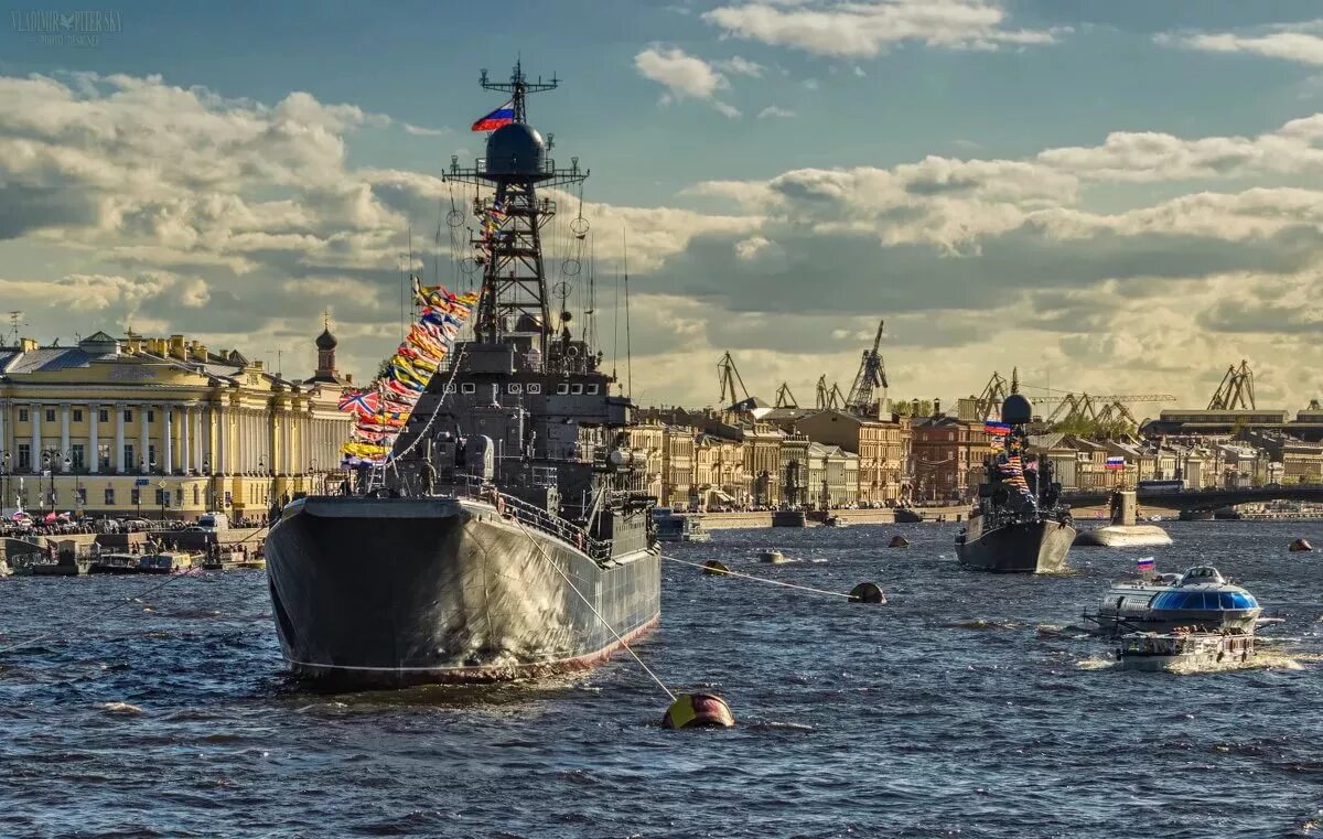 Североморск порт. Корабли тоф владивосток. Военно морской город. Севастополь база черноморского флота. Кронштадт маяк корабль.