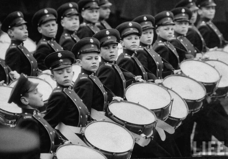 Марши во время войны. Парад оркестров. Военный барабанщик. Военный оркестр в годы войны. Военный оркестр на параде.