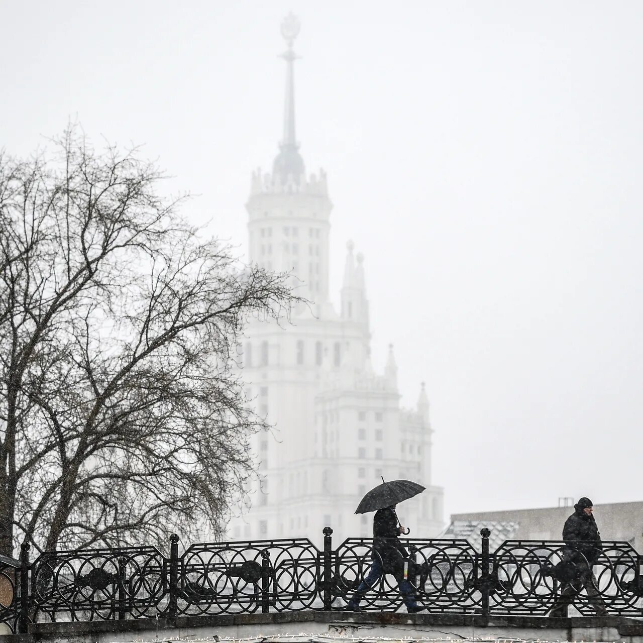 Москва зимой пасмурно. Москва в марте 2020. Март в москве. Март в городе. Москва весной.