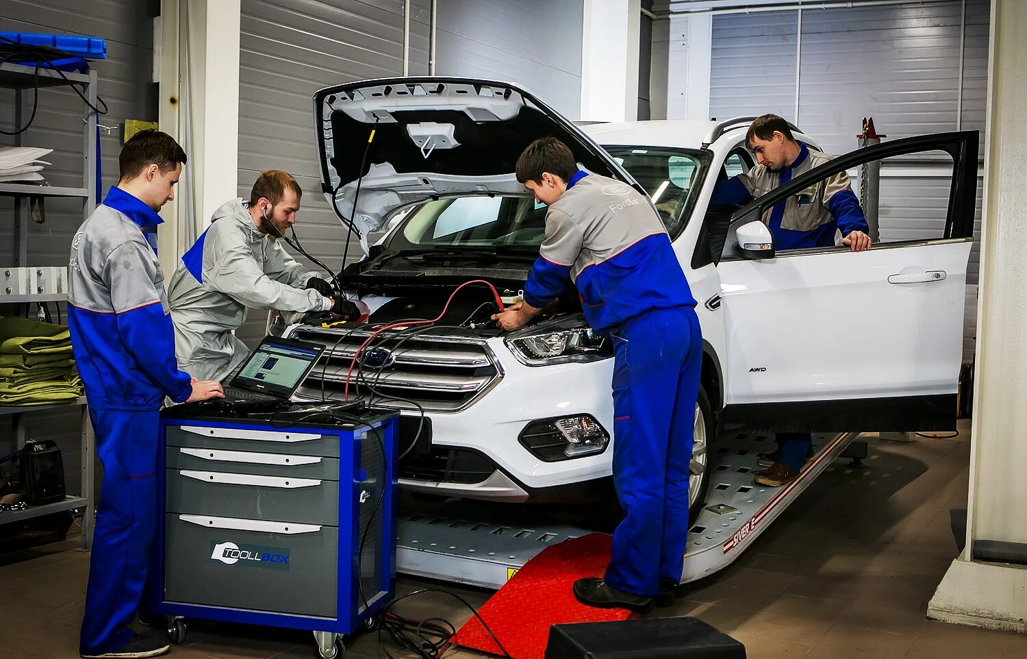 Работа с автомобилями. Техническое обслуживание авто. Автомобиль в сервисе. Машина технического обслуживания. Сервисное обслуживание авто.