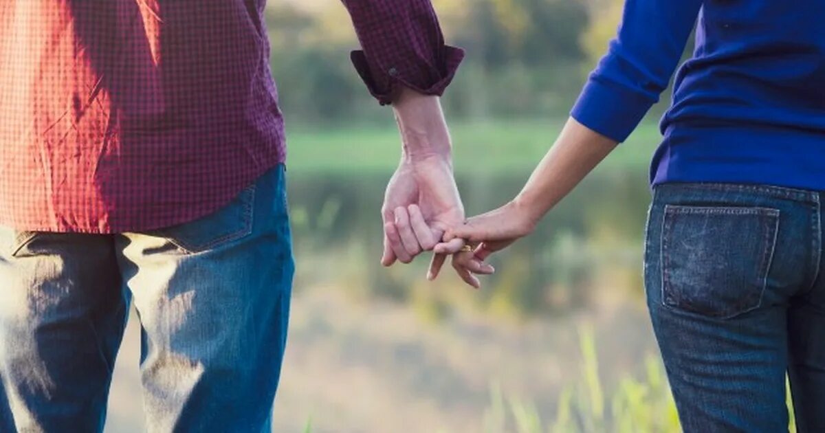 влюбленные держатся за руки. руки мужчины и женщины. парень держит девушку за руку. парень и девушка держатся за руки. держит за руку.