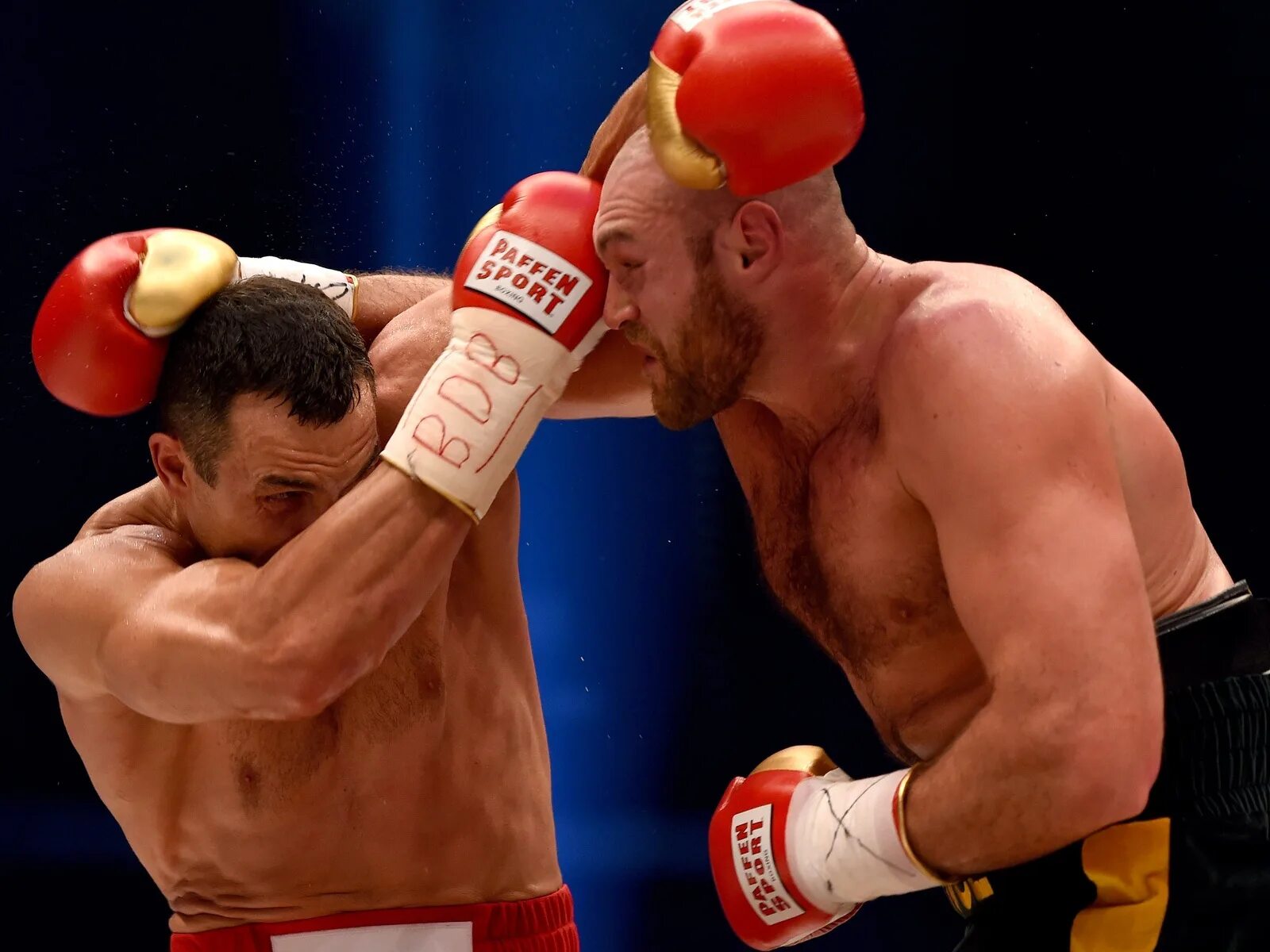 Бой против кличко. Владимир кличко фьюри. тайсон фьюри бокс с кличко. тайсон фьюри владимир кличко бой. тайсон фьюри кличко бой.