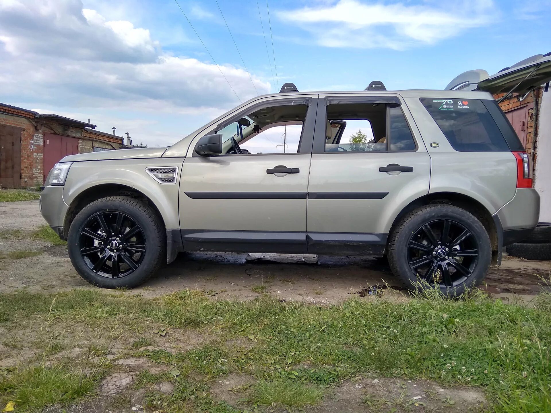 Land rover freelander 2 на 20 дисках. Шины land rover freelander. Ленд ровер фрилендер 2 r19. Колеса на ленд ровер фрилендер 2. Range rover фрилендер.