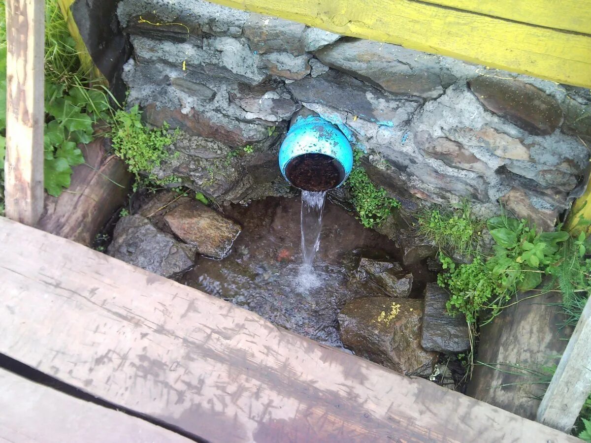 Воздух как родниковая вода. Родниковая вода в деревне. Черная Родниковая вода. Родниковая вода с железом. Красноярск Родниковая вода.