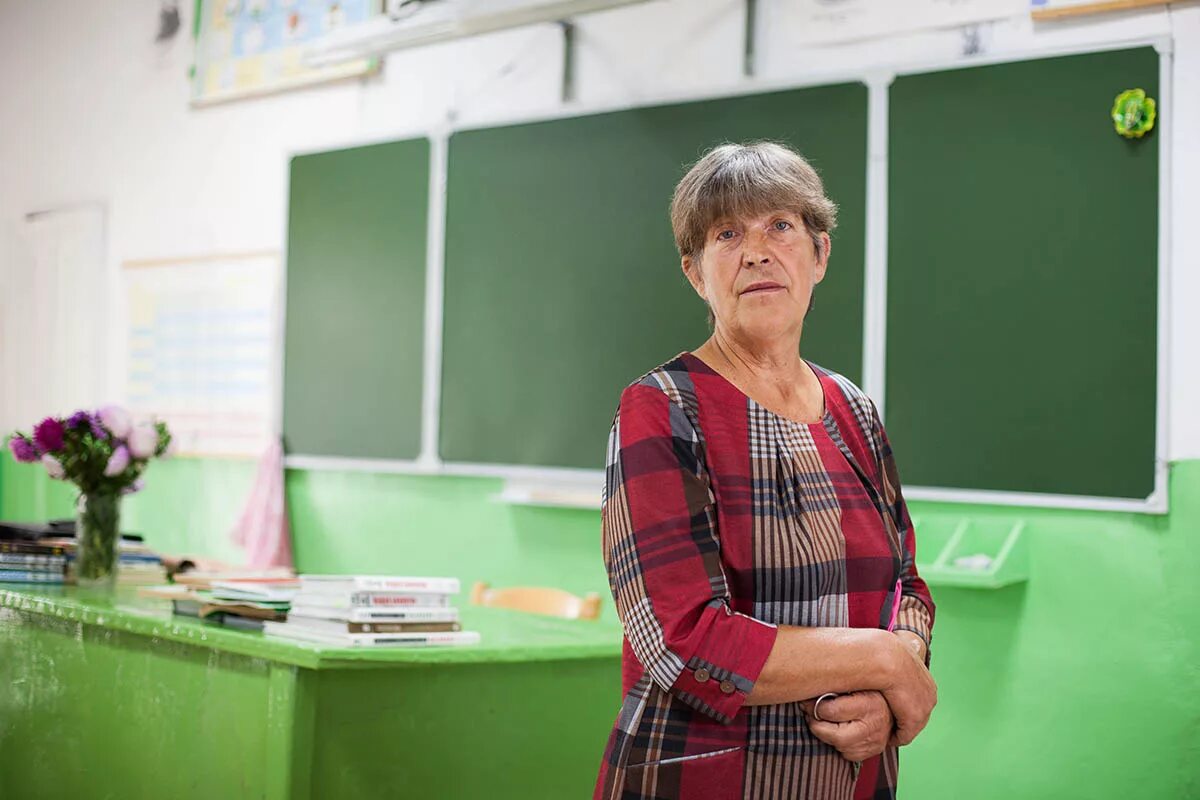 Teachers сайт. Пожилая учительница. Школьный учитель. Учитель в школе. Учитель фото.