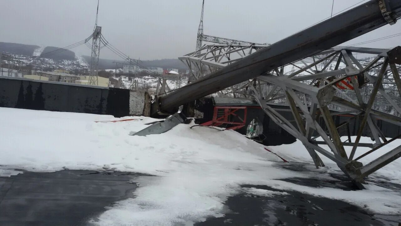 Краны падают в воду. Кв ГЭС Чернышевский 2011 упал кран. Кран упал с моста. Упал кран в Тольятти мост. Богучанская ГЭС авария.