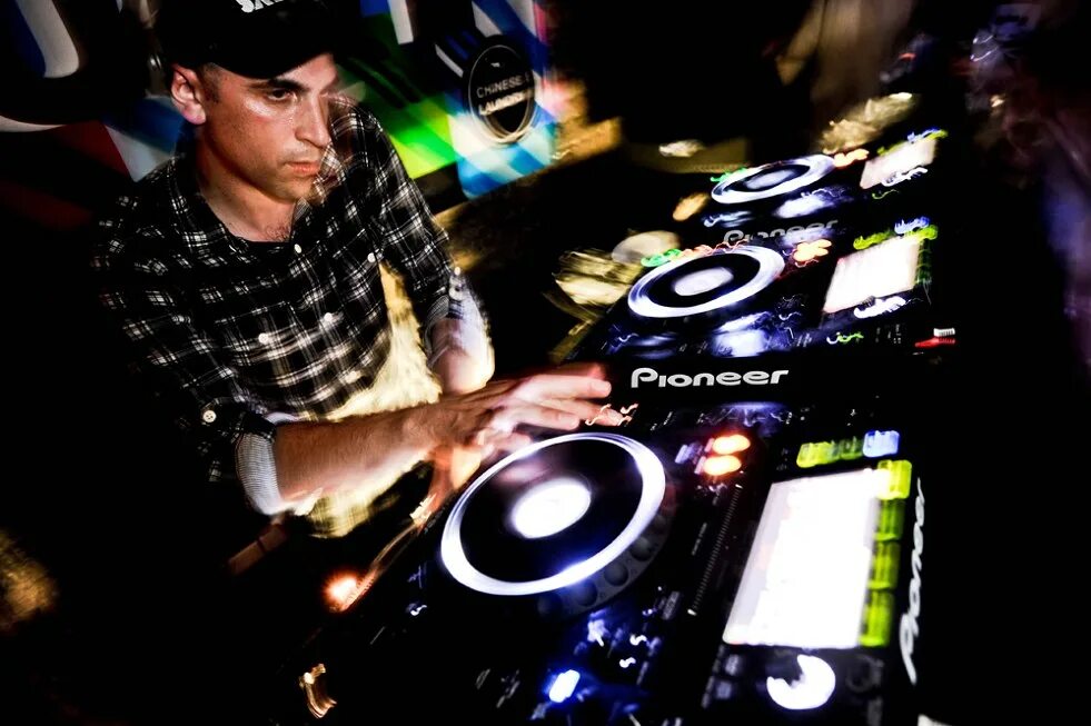 Dj mix tour. Dj контакты. Darren price. Игра на нокиа диджей. Dj tour.