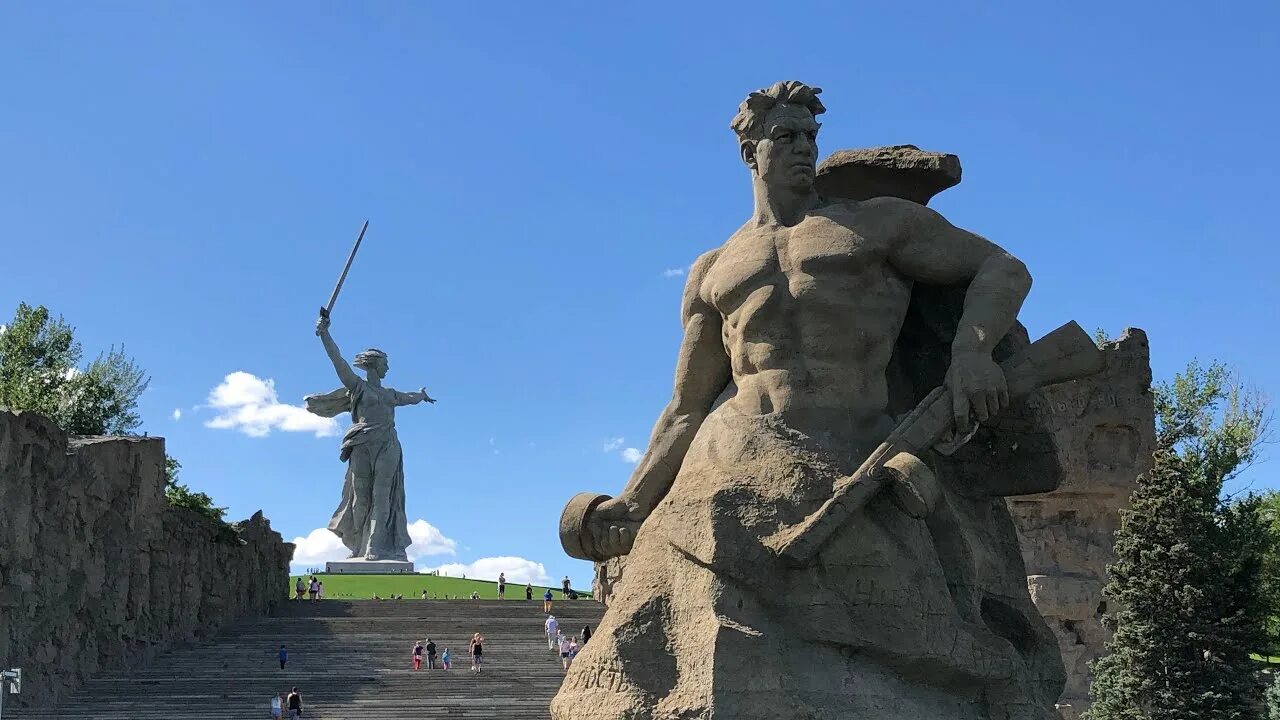 Мамаев курган завтра. Мамаев курган ночью. Мамаев курган волгоград ночью. Мамаев курган волгоград. Мамаев курган завтра.