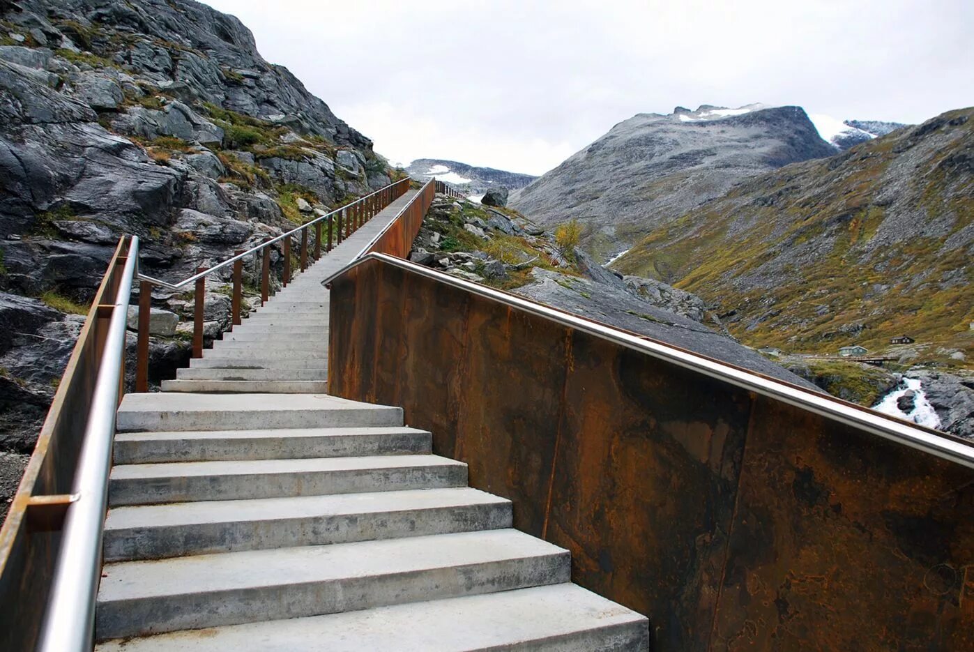 Смотровая площадка лестница. Тропа троллей в норвегии. national tourist route trollstigen. лестница троллей норвегия. смотровая площадка стегастейн в норвегии эстетика.