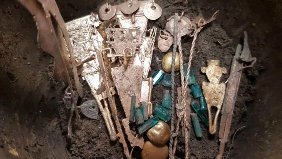 В 19 веке в колумбии археологи. Археологические находки сокровищ Эскобара. Найденные кувшины золота глины. Сокровища нашли индейцы. Сокровища чибча.