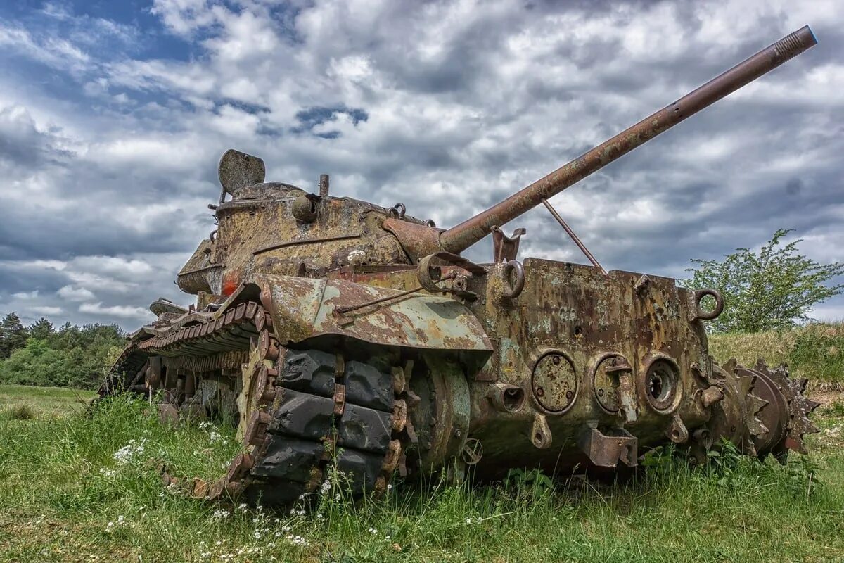 шерман пуэрто рико. кладбище танков т34 ссср и россии. брошенные танки. заброшенный танк остров шикотан. заброшенные танки.