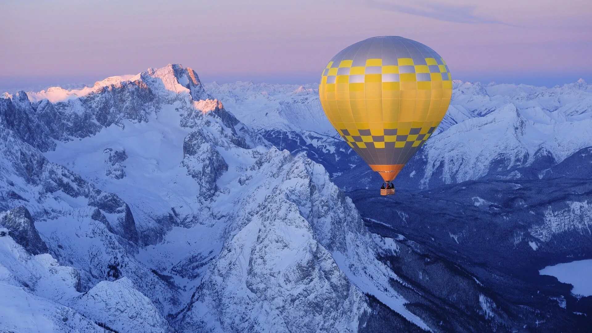 Воздушные шарики зимой. Воздушный шар в горах. Воздушный шар в небе. Полет на воздушном шаре зимой. Воздушные шары в горах.
