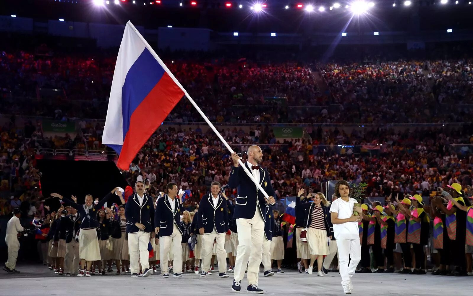 2016 2020 р. Российские спортсмены на Олимпийских играх. Олимпийская сборная России на открытии олимпиады. Флаг РФ на Олимпиаде в Токио. Сборная России на открытии олимпиады в Токио.