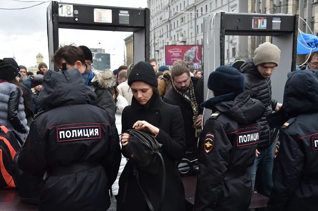 Маленький митинг. Маленький полицейский на митинге. Маленький митинг фото. Свободный интернет митинг. Интернет митинги