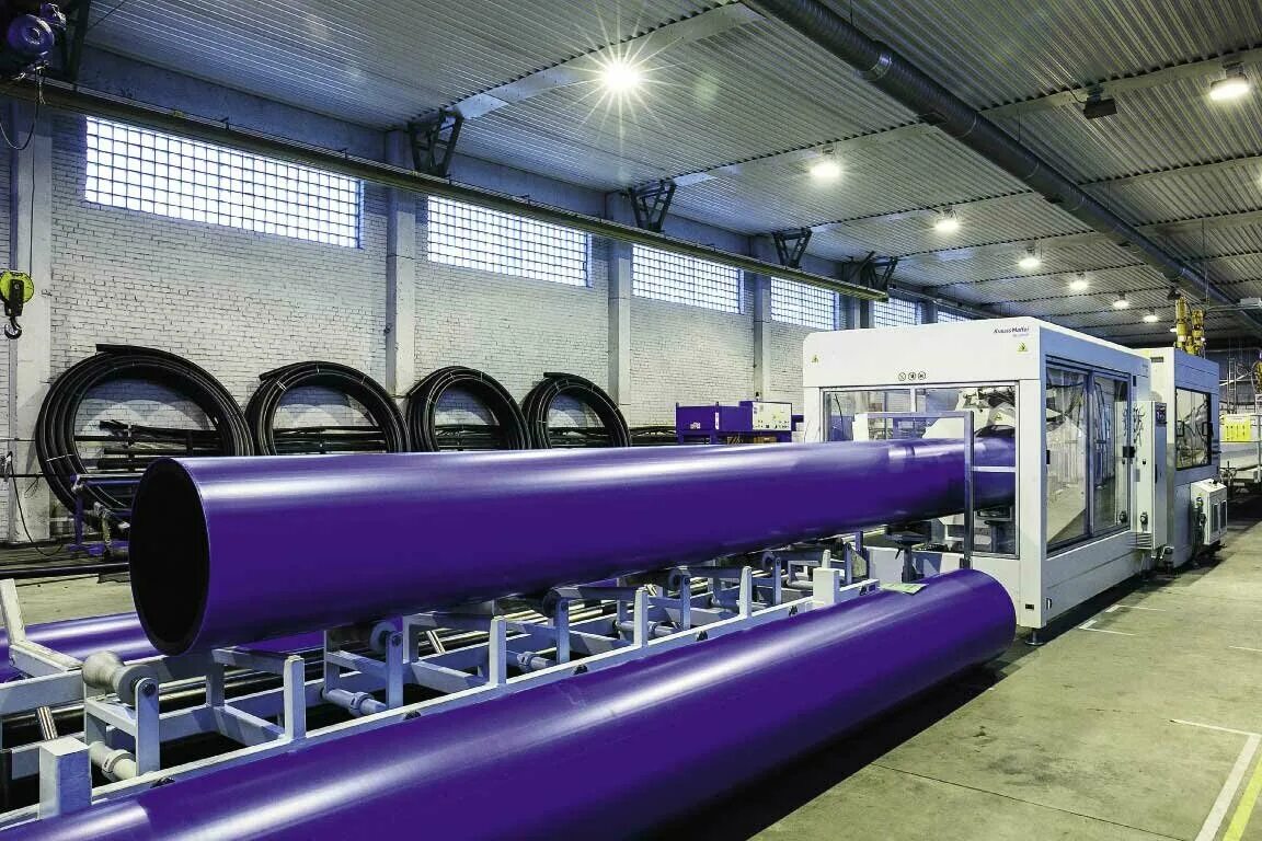 цех полимеров. пластмассы в промышленности. завод полимерных материалов. цех полимеров. производство пластмасс.