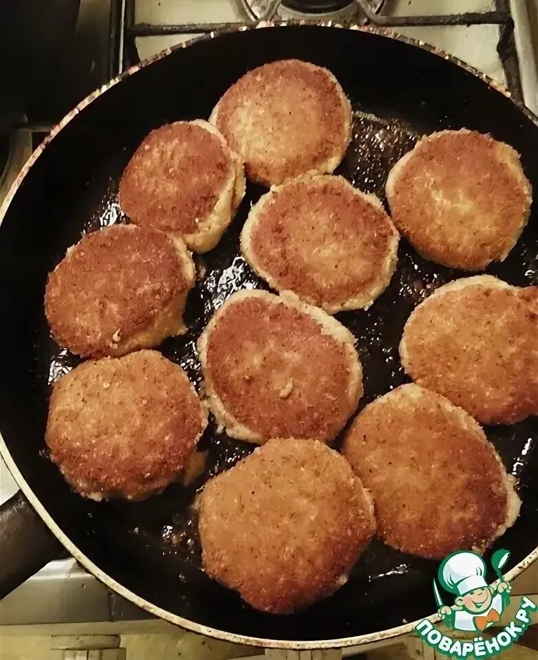 Жареные рыбные котлеты на сковороде. Форма для жарки котлет. Накрывают ли котлеты крышкой при жарке. Накрывают ли котлеты крышкой при жарке. Что приготовить из фарша на сковороде.