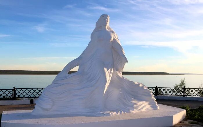 Памятник реке Лене. Памятник реке Лене в Олекминске. Памятник реке Лене в Якутске. Скульптура красавица Лена в Олекминске. Лена возле якутска