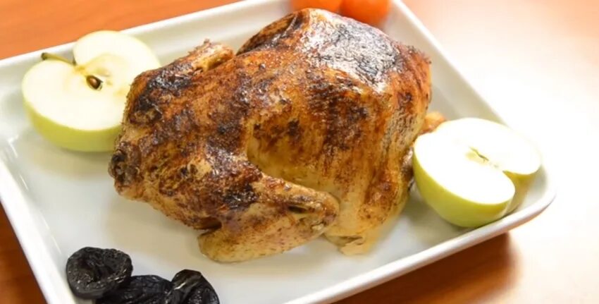 Курица в духовке целиком температура и время. Курица фаршированная черносливом. Курица с яблоками и черносливом. Курица фаршированая с яблоками и чернослиф. Курица с яблоками и черносливом в духовке.
