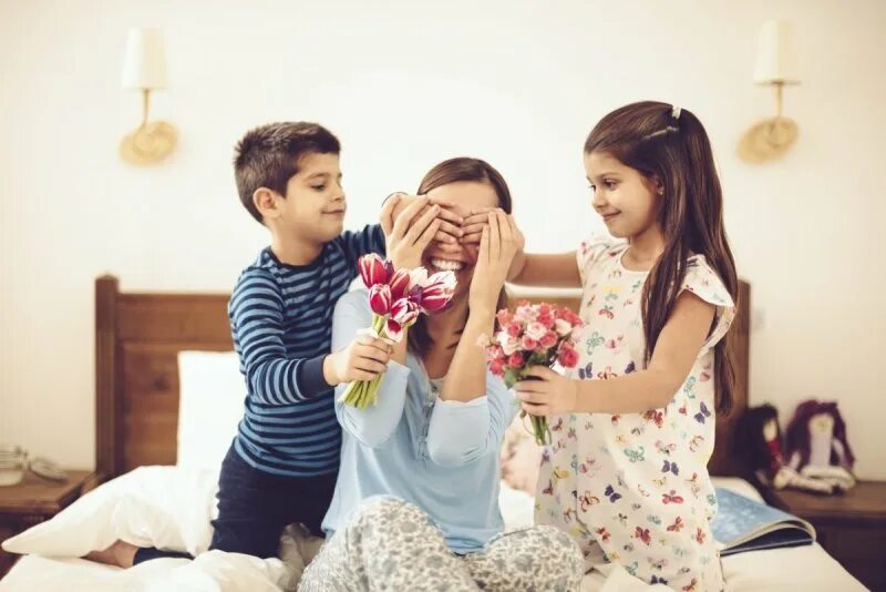 Ребенок дарит цветы маме. Ребенок дарит сюрприз для мамы. Подарок для мамы с детьми.