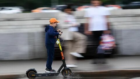 С какого возраста ездят на электросамокате