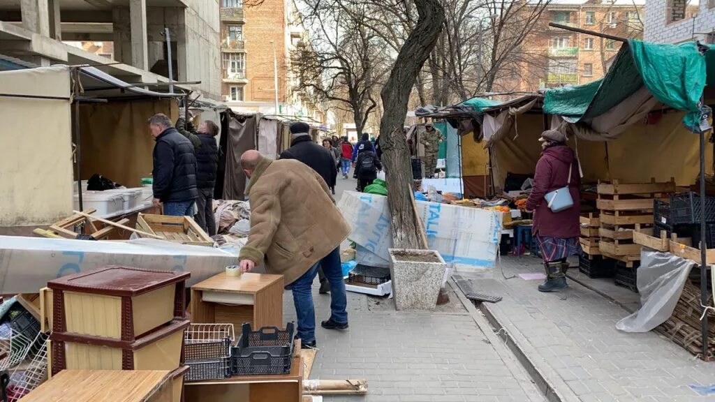 Рынки ростова на дону сегодня. Центральный рынок Ростов стихийный рынок на Станиславского. Рынок на Станиславского в Ростове на Дону. Ростов блошиный рынок Станиславского 1. Станиславского Ростов рынок на улице.