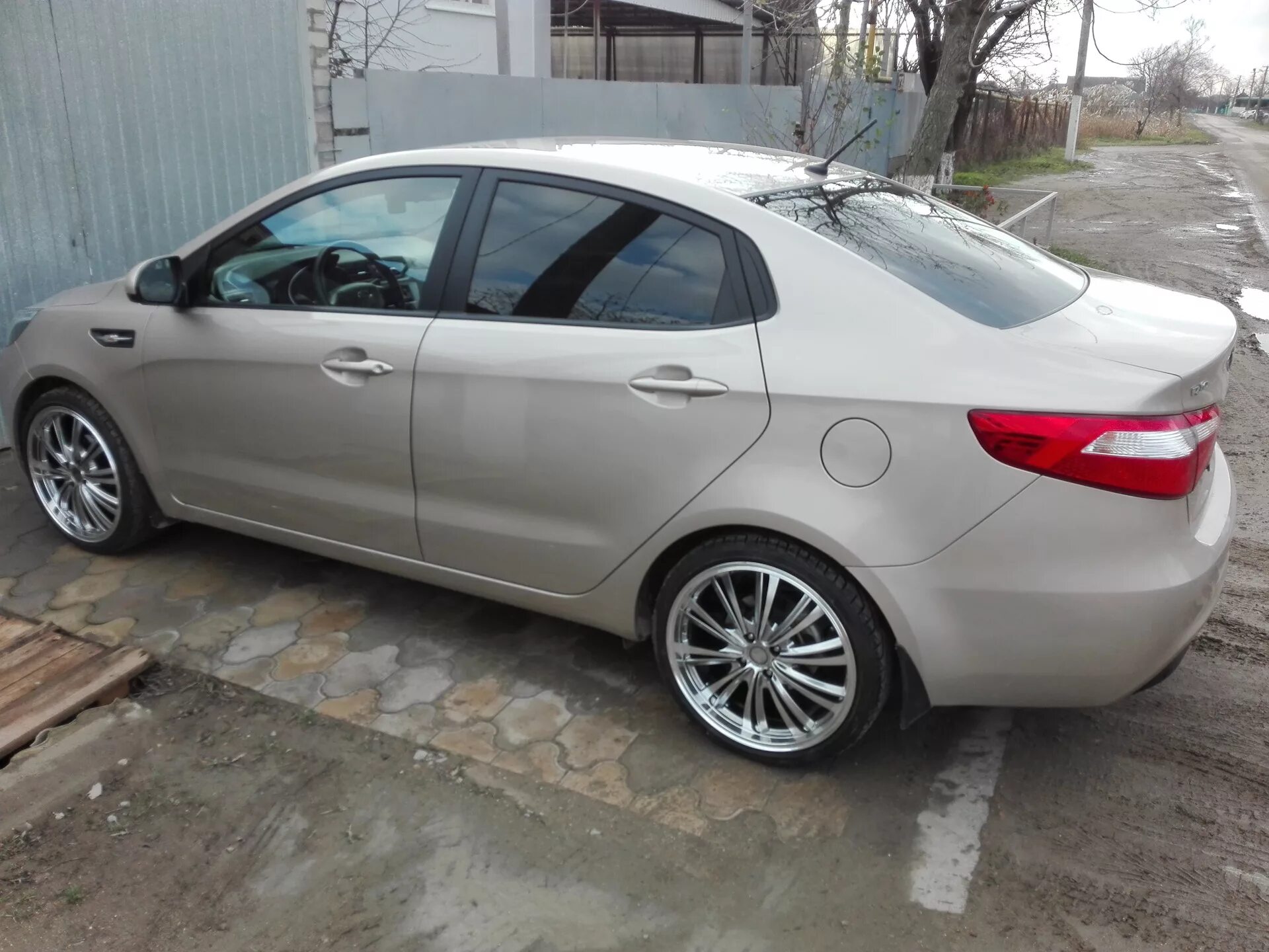 Rio 100. Kia Rio r18. Kia Rio 18 Disk. Диски r16 Kia Rio с выносом. Киа Рио 3 на 16 дисках x-Strike.