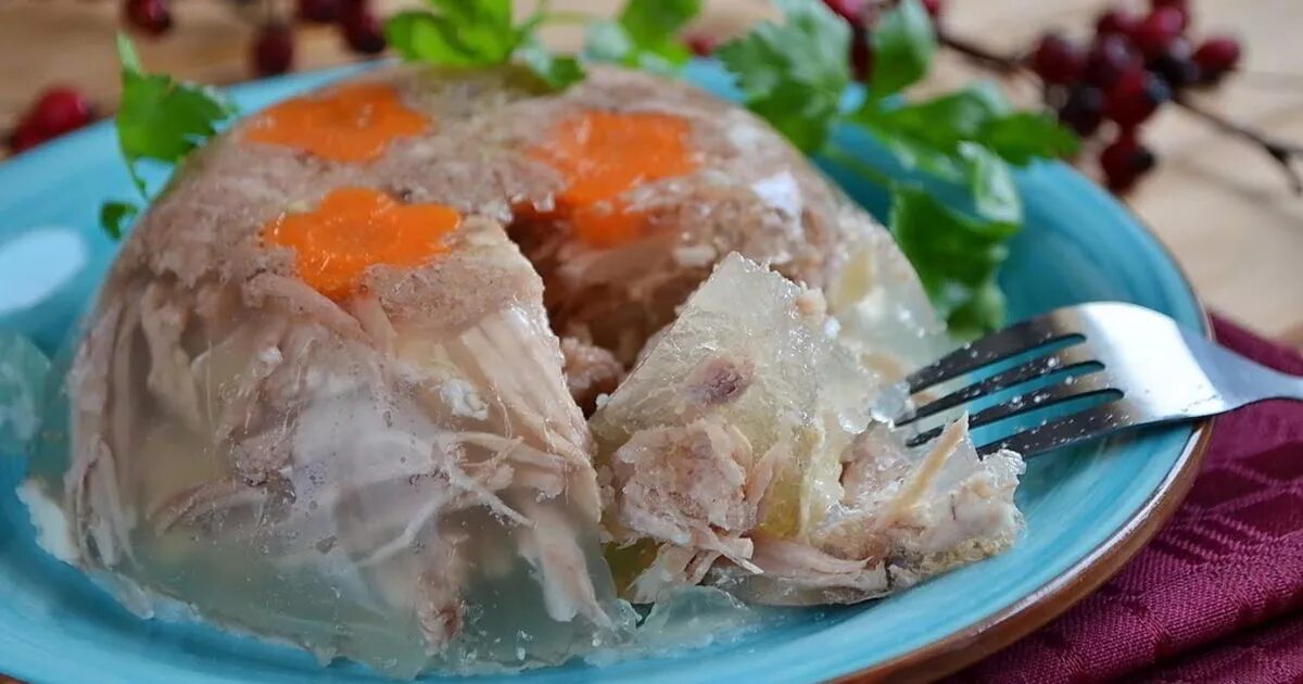 заливное из курицы. холодец из куриных бедрышек. холодец куриный в мультиварке. холодец с курицей. холодец из курицы.