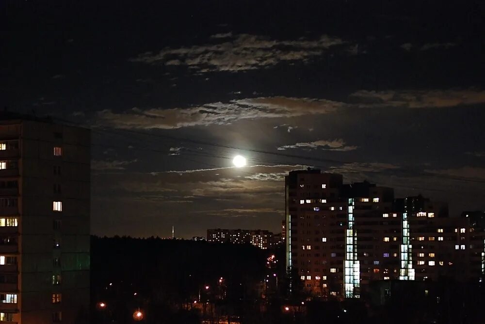 Луна над крышей дома. Ночной вид из окна многоэтажки. Вид с окна ночью. Ночное небо в городе. Вид ночного города из окна.