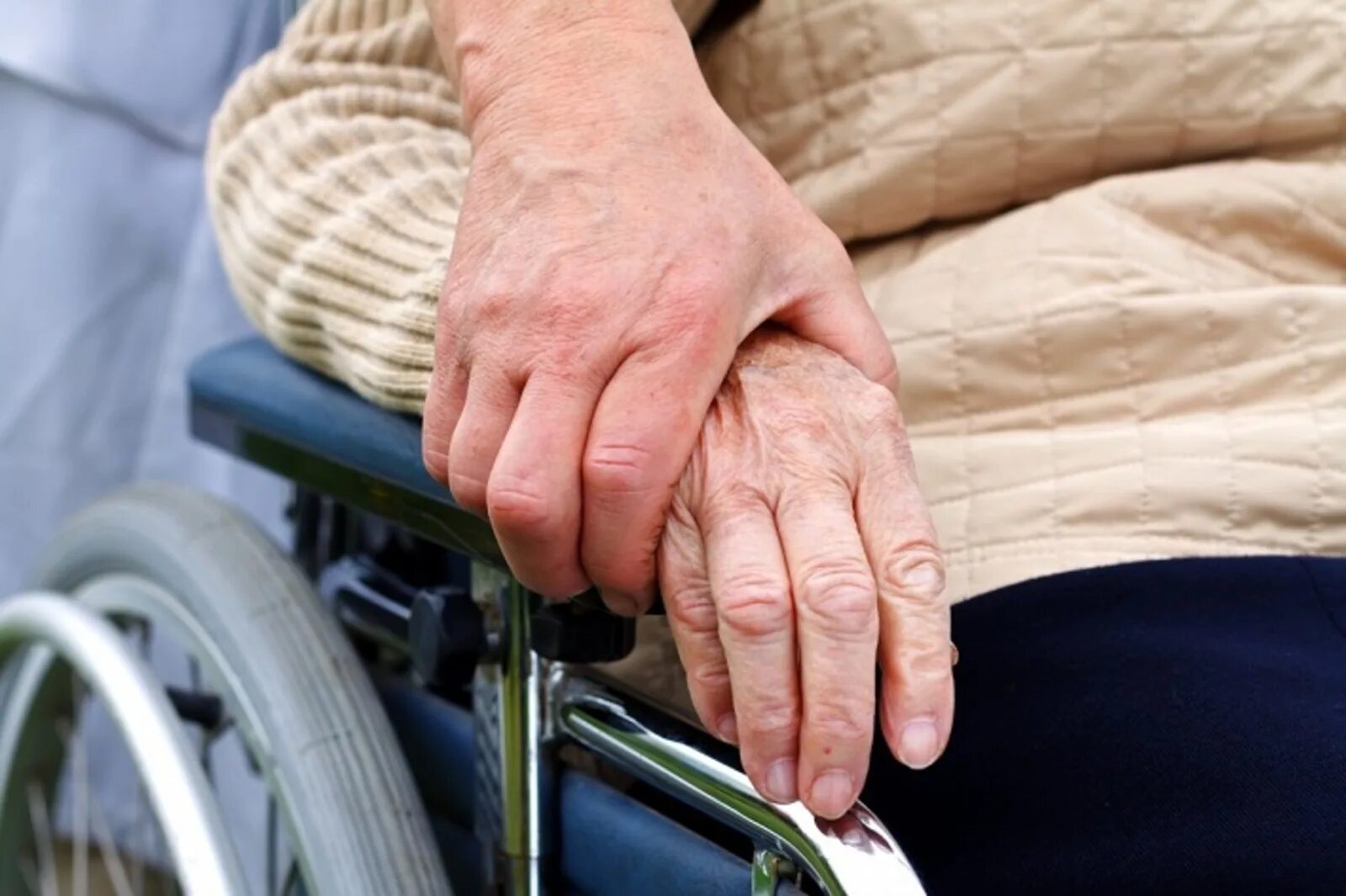 Государственная поддержка пожилых людей. Пожилые и инвалиды. Пенсионер инвалид. Пожилые люди и инвалиды. Старики инвалиды.