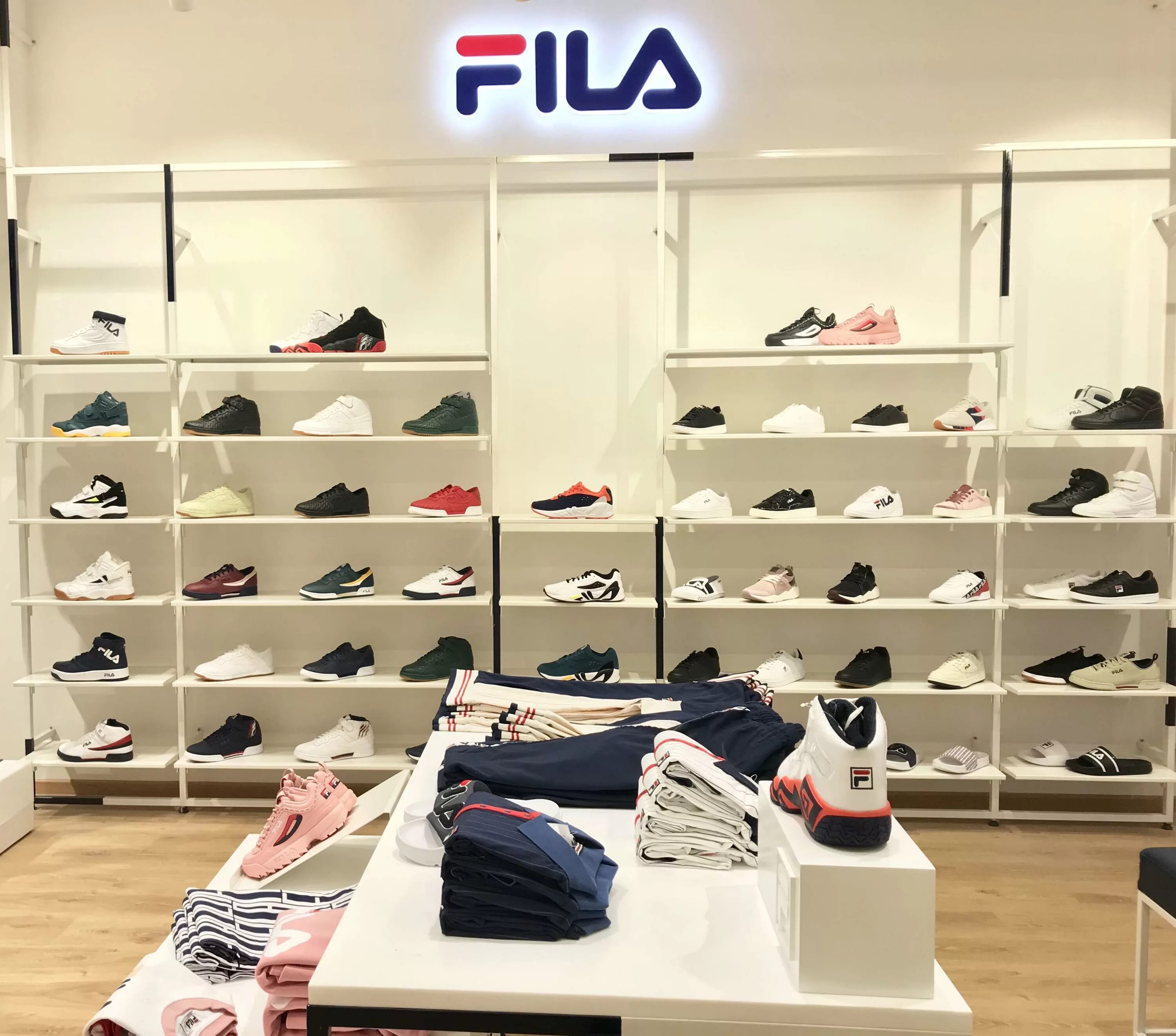 Шоурум fila. Марка одежды fila. Магазин спортивной одежды фила. Шоурум fila. Fila бренд.