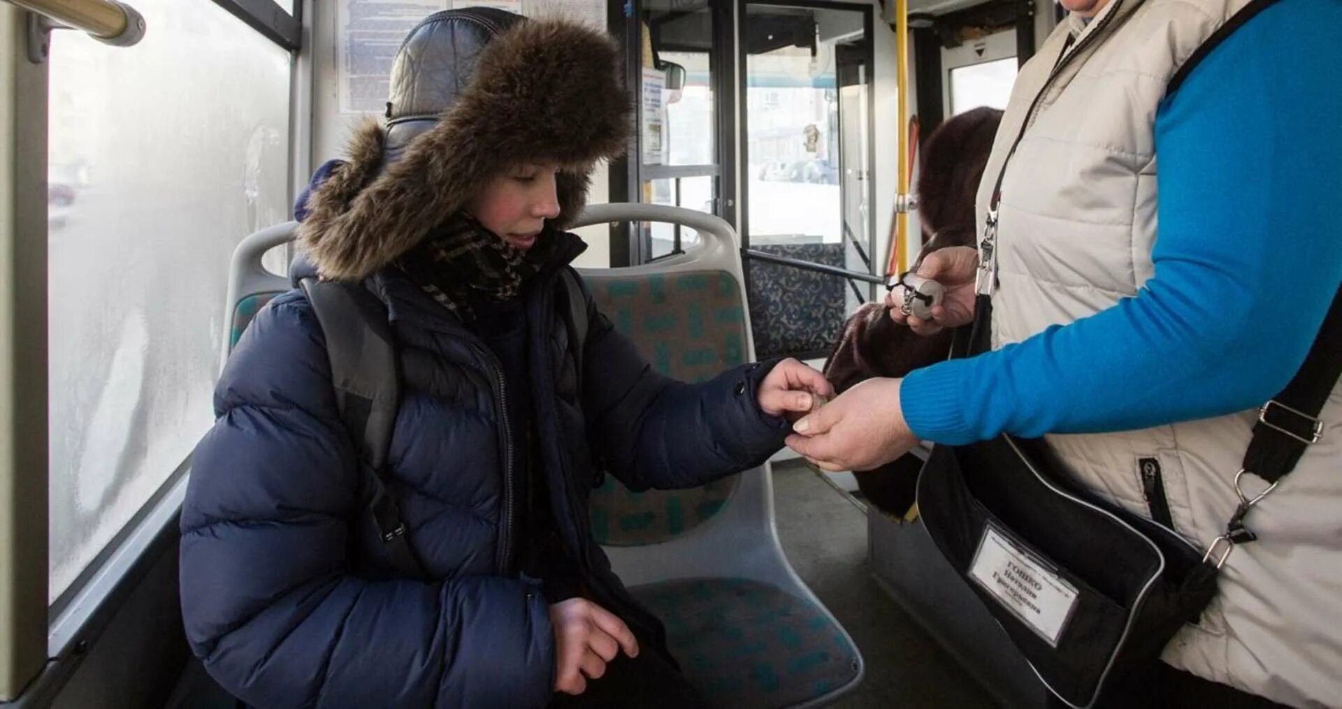 Высадка из автобуса. Безбилетники в общественном транспорте. Дети безбилетники в автобусе. Общественный транспорт для детей. Выгнали из автобуса.