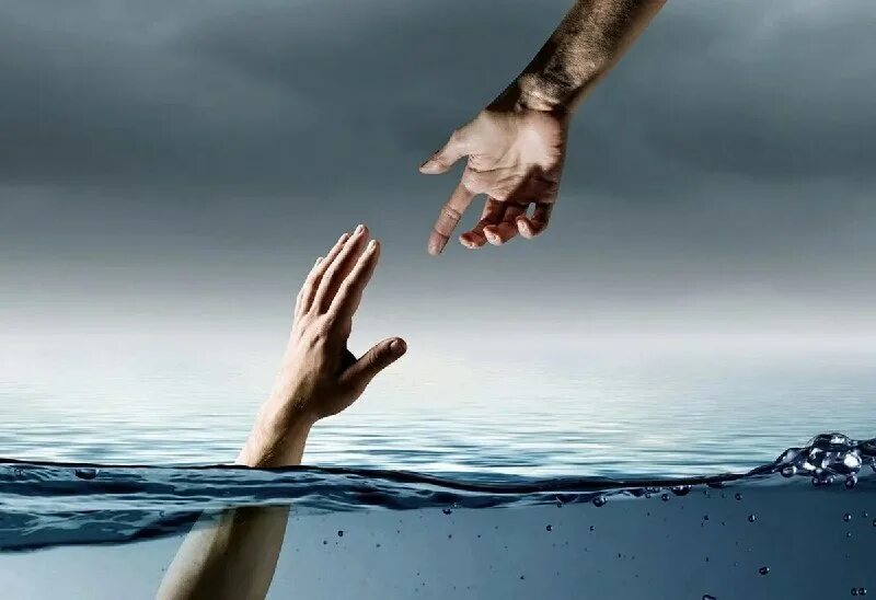 Говорила что утонешь. Тонущая рука. Подает руку. Тонущий человек. Рука из моря.