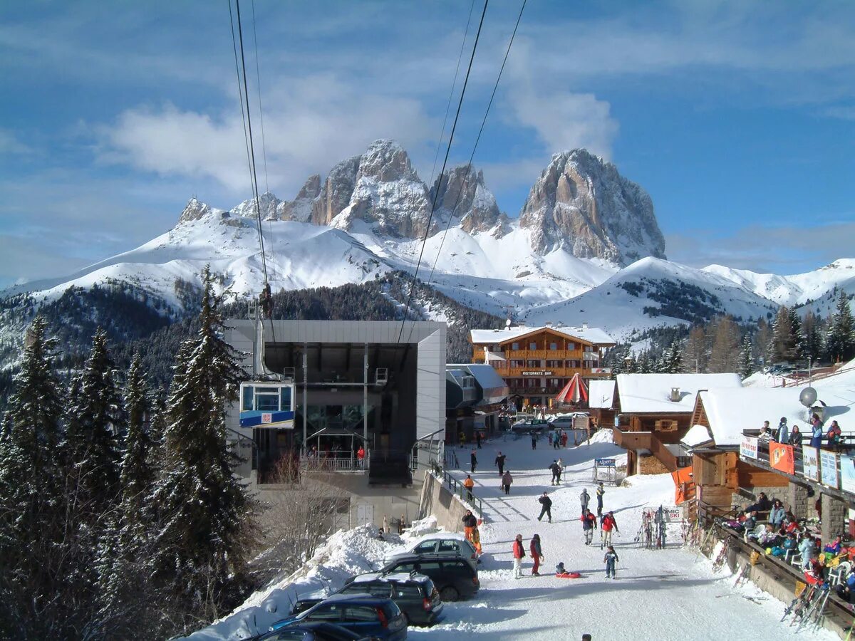 Лыжный курорт в альпах. Швейцария горы альпы горнолыжный курорт. Кортина-д’ампеццо, италия горнолыжный курорт. Альпы горнолыжка. Горнолыжка в швейцарии.