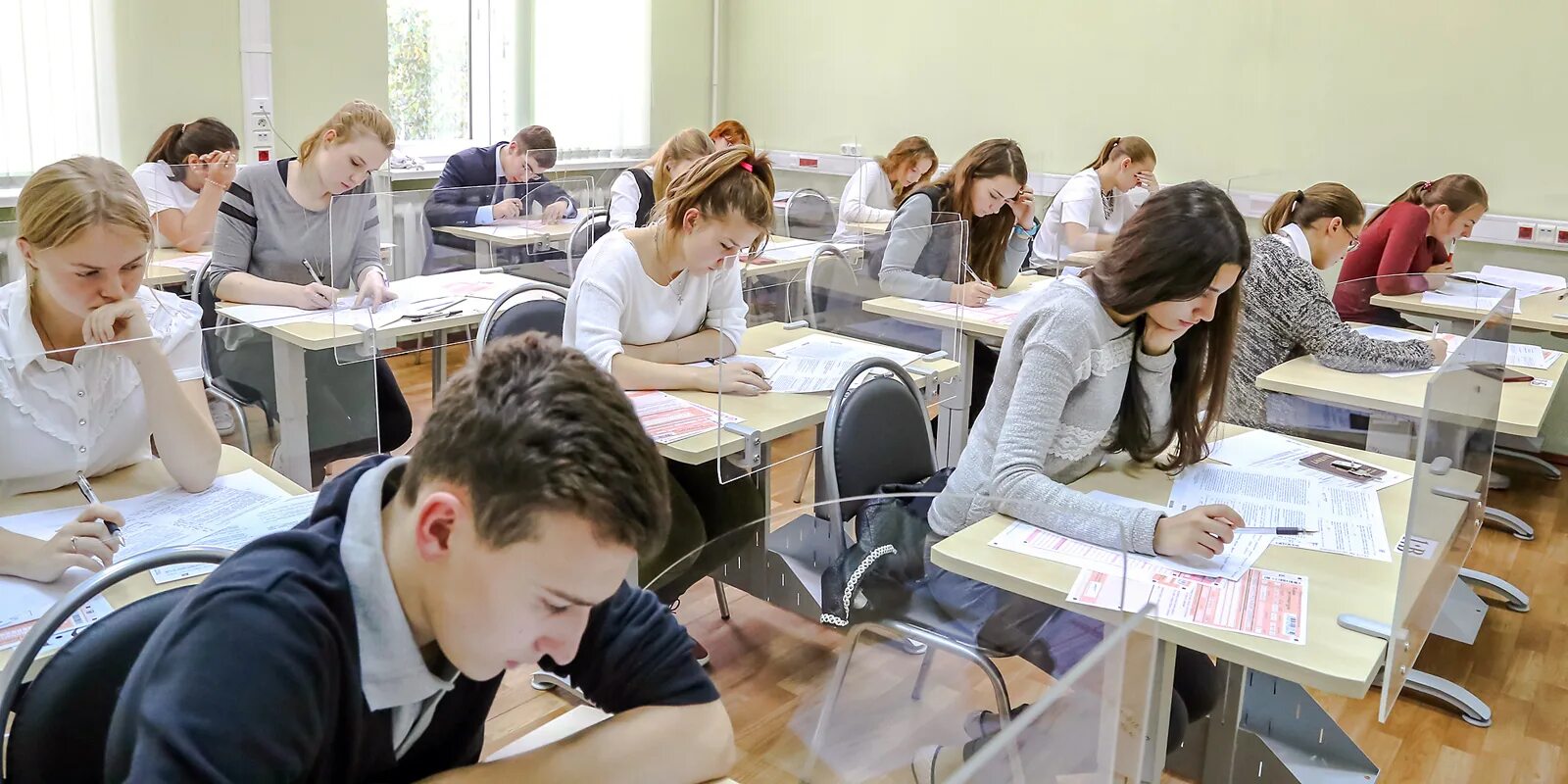 Экзамены в школе в 2024 году. Экзамены в школе. Ученик на экзамене. Выпускной экзамен в школе. Школьные экзамены в России.