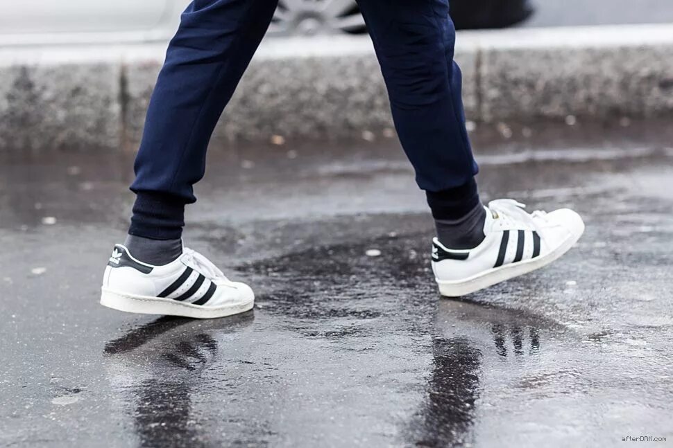 Adidas Superstar с носками adidas. Adidas Sneakers гопник. Адидас носки суперстар. Кроссовки адидас для гопника белые.