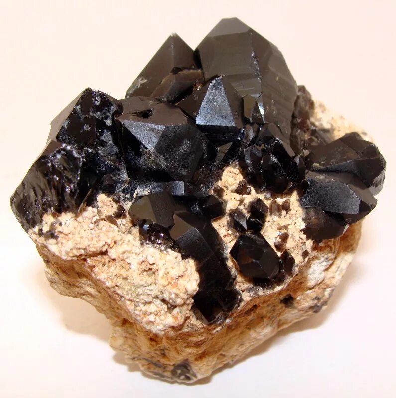 Самый черный минерал. Морион черный кварц. Морион (минерал). Морион минерал Кристалл. Камень черный кварц Морион.