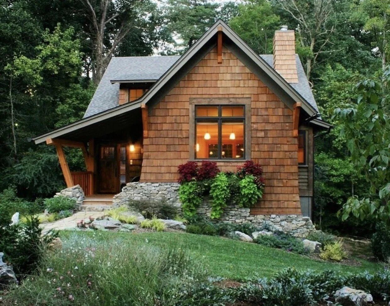 Домик виднеющийся. Небольшой загородный дом. Маленький домик. Маленький уютный домик. Маленький загородный домик.