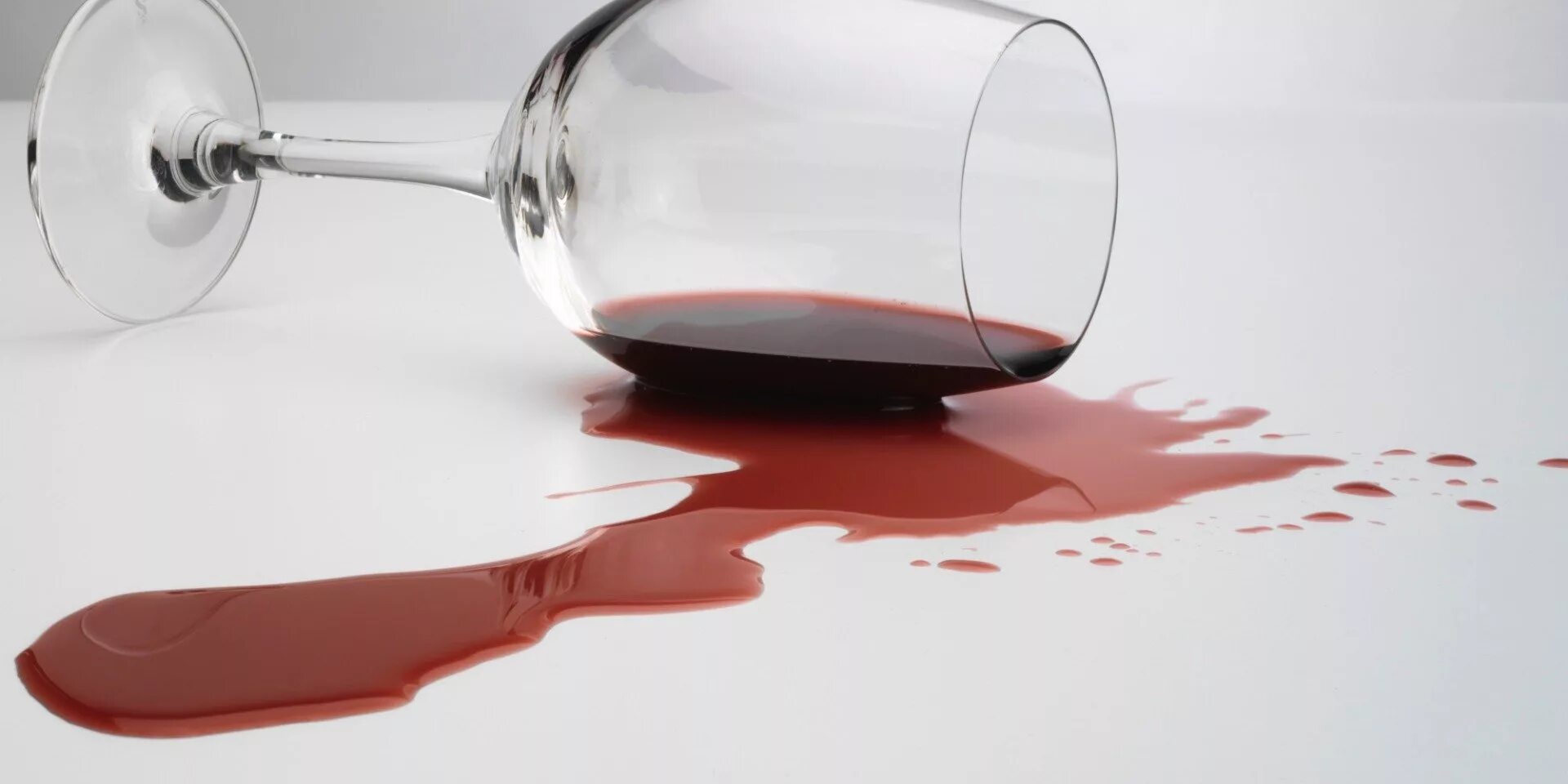 Воспитание пролить соус на скатерть. Разлитая бутылка вина. Разлитый бокал вина. Опрокинутый бокал.
