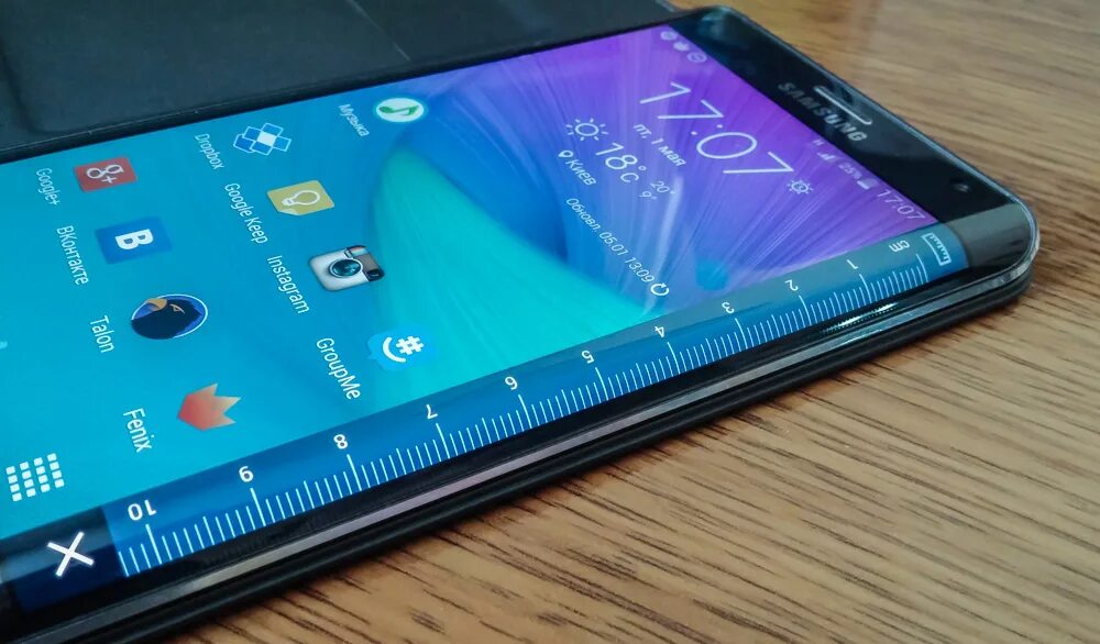 Гнутый телефон. Самсунг галакси с изогнутым экраном. Samsung изогнутый экран телефон. Samsung Galaxy Note 6 Screen. Самсунг галакси с 6 с изогнутым экраном.