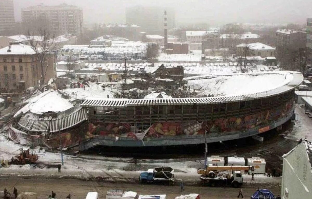 В 2006 году однако. Басманский рынок Москва обрушение. Обрушение кровли Басманного рынка в Москве. 2006 В Москве обрушился торговый комплекс «Басманный рынок». Бауманский рынок обрушение.