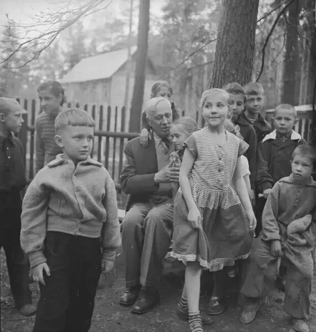 Поселок чуковский. Чуковский с детьми в переделкино. дом корнея чуковского в переделкино.