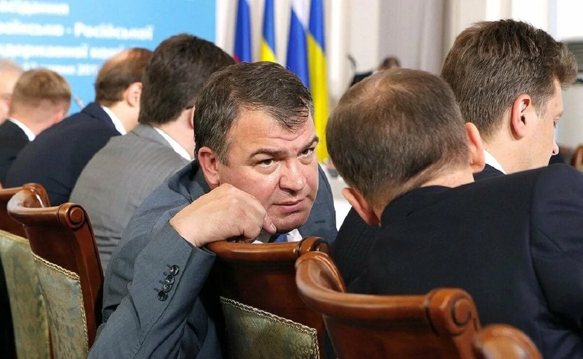 Сердюков где сейчас работает 2025. Сердюков совещание. министр обороны рф сердюков и иванов. министр обороны сердюков коллегия. табуреточник.