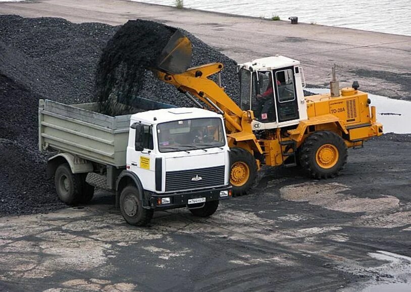 Самосвал с углем. Самосвал с углем. Уголь дрова в мешках. Продам уголь. Шубаркуль уголь.